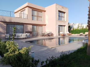 Villa Moderne avec Piscine Privée et Jardin